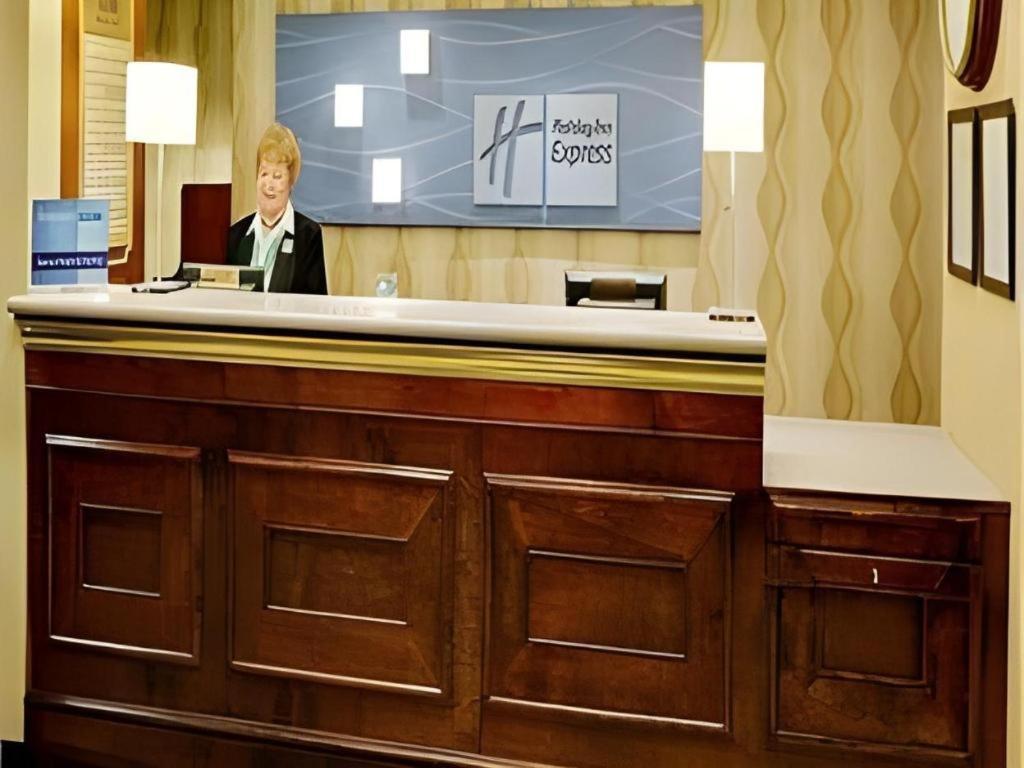 Holiday Inn Express Frackville Hotel Exterior photo